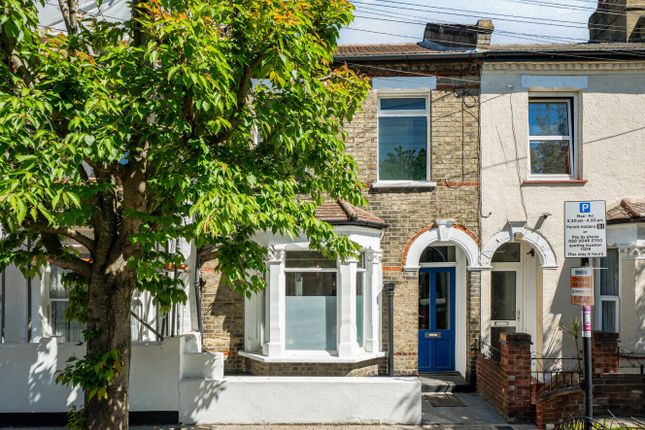 1 bed property, in Rowena Crescent, £475,000