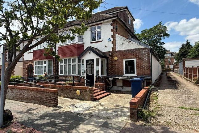 4 bed property, in 20 Derwent Crescent N20, £950,000