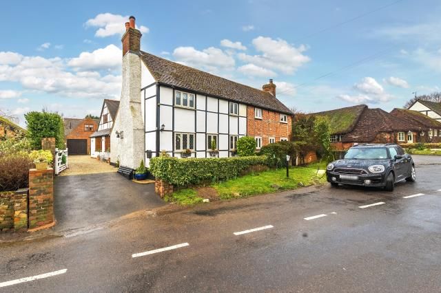 4 bed property, in Playhatch, £975,000