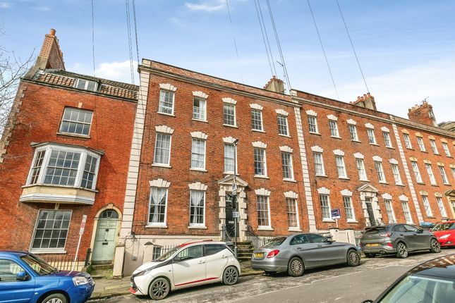 2 bed property, in Albermarle Row, £325,000