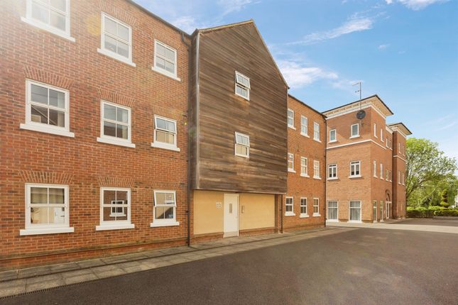 2 bed property, in Pine Street, £140,000