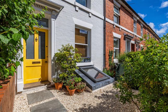 2 bed property, in Park Street, £270,000