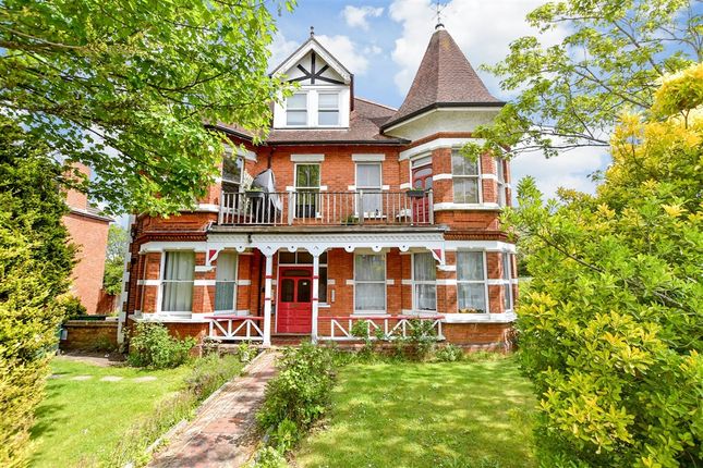 1 bed property, in Cherry Garden Avenue, £125,000
