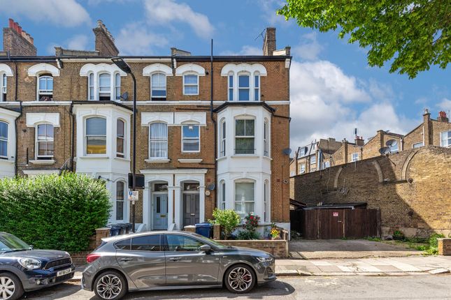 1 bed property, in Burlington Gardens, £220,000