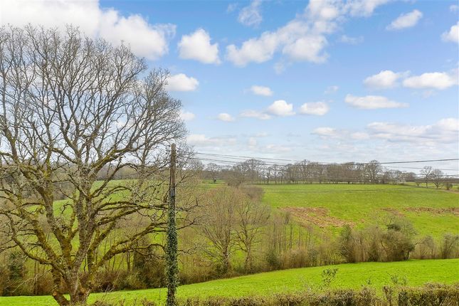 2 bed property, in Wadhurst, £250,000