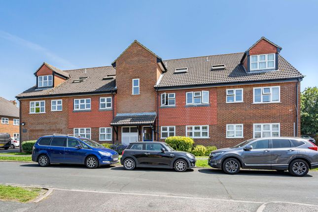 1 bed property, in Woodfield Close, £237,500