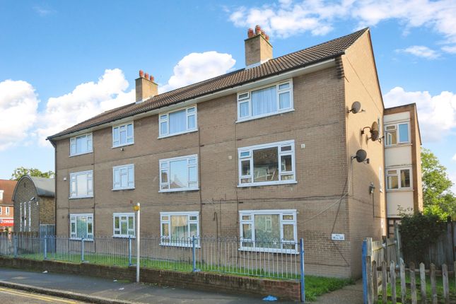 1 bed property, in Hengist Road, £200,000