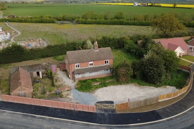 4 bed property, in Briar Farmhouse, £280,000