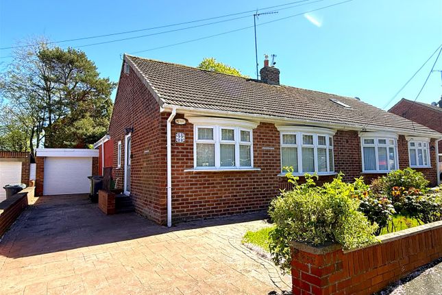 2 bed property, in The Hawthorns, £245,000