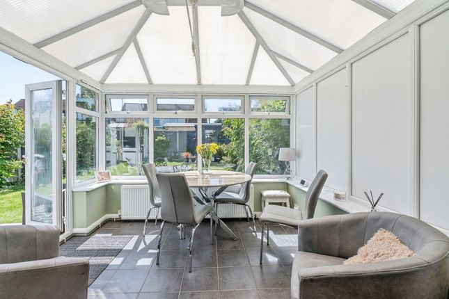 2 bed property, in First Avenue, £465,000