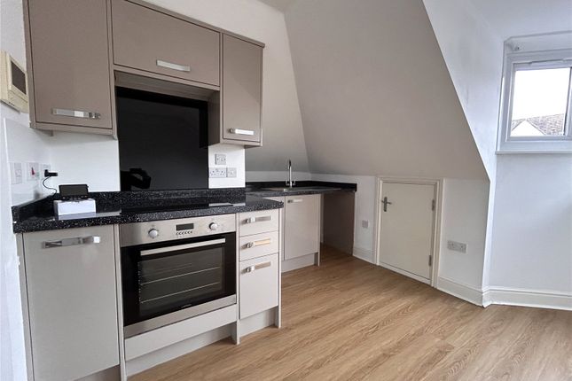 1 bed property, in High Street, £110,000