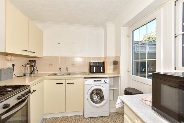 3 bed property, in Newbury Close, £325,000