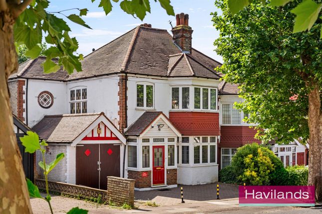 4 bed property, in Broomfield Avenue, £975,000