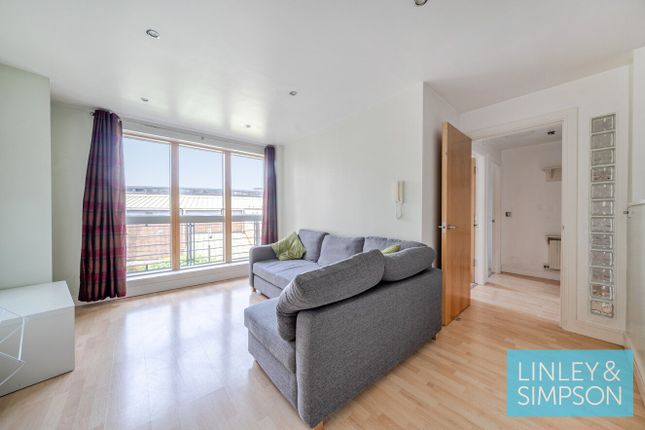 2 bed property, in Admiral Court, £190,000