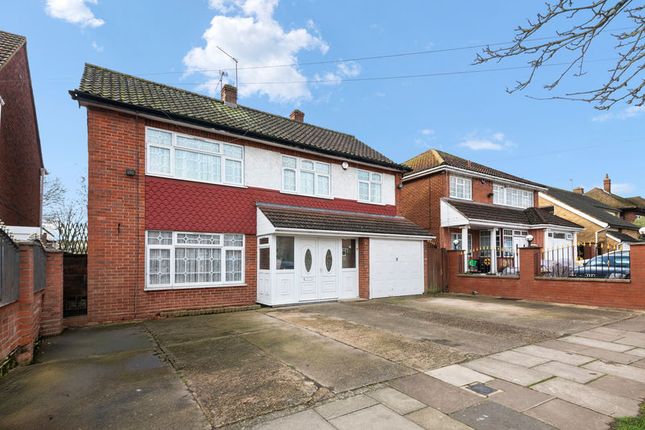 5 bed property, in Doncaster Drive, £800,000