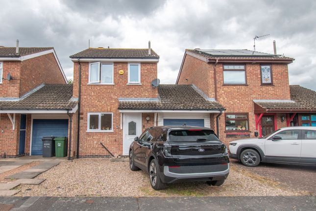 2 bed property, in Elliott Drive, £250,000