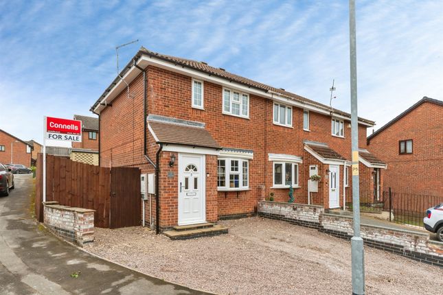 2 bed property, in Holly Close, £170,000