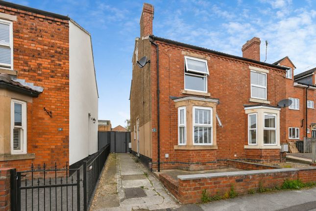 2 bed property, in Meadow Road, £180,000