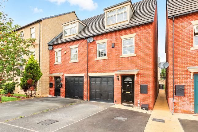 3 bed property, in Silver Cross Way, £330,000