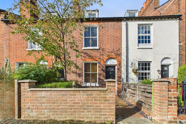 2 bed property, in St. Johns Street, £250,000