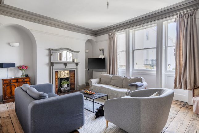 2 bed property, in Devonshire Place, £450,000
