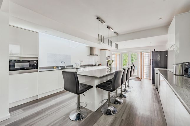 4 bed property, in Nutfield Road, £600,000