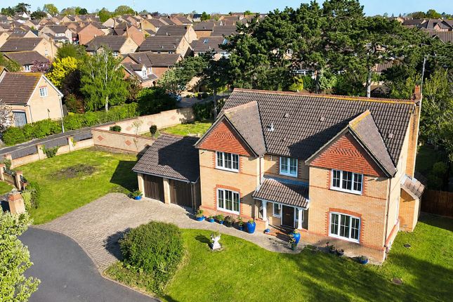 5 bed property, in Honeysuckle Way, £725,000