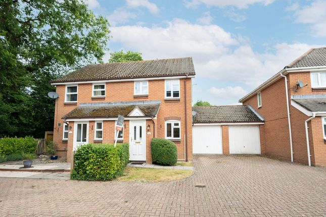 2 bed property, in Winnet Way, £350,000