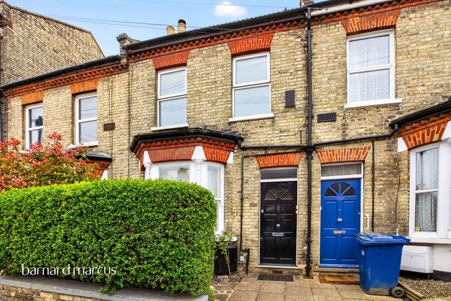 1 bed property, in Oakleigh Road North, £300,000