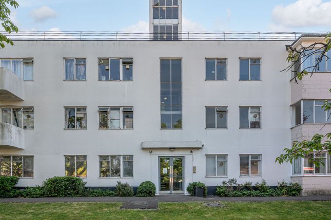 1 bed property, in Pullman Court, £240,000