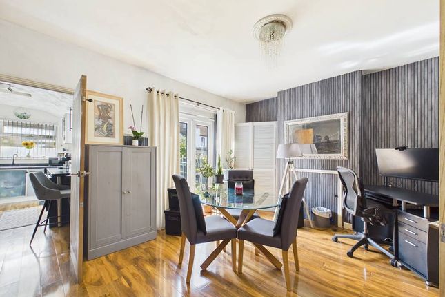 3 bed property, in Featherstone Road, £450,000