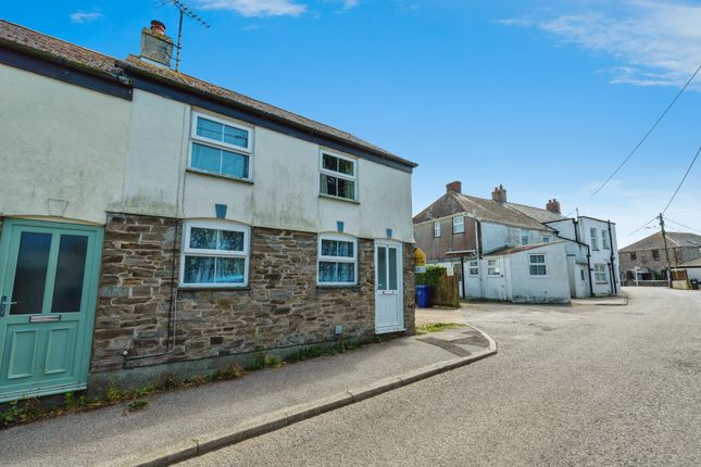 2 bed property, in Nanhayes Row, £220,000