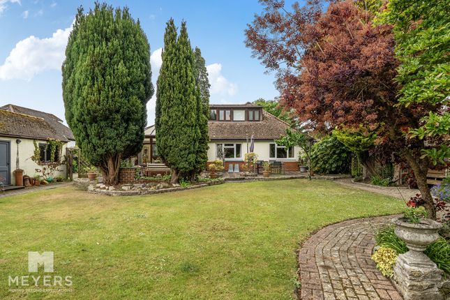 5 bed property, in Dene Walk, £585,000