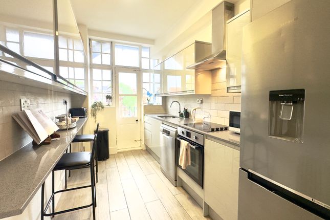 4 bed property, in Queensway, £690,000