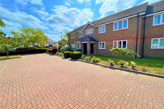 2 bed property, in Yeend Close, £315,000