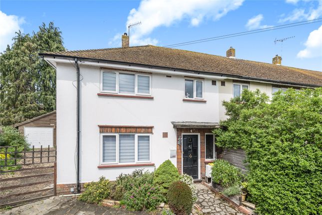 3 bed property, in Knaphill, £465,000