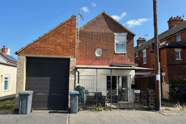 2 bed property, in 26 Beach Road West, £150,000