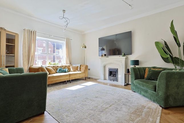 5 bed property, in Featherstone Grove, £400,000