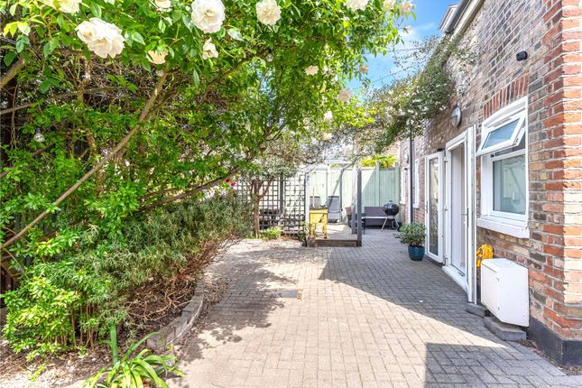 1 bed property, in Lansdowne Road, £575,000