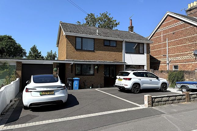 3 bed property, in Shaftesbury Road, £400,000