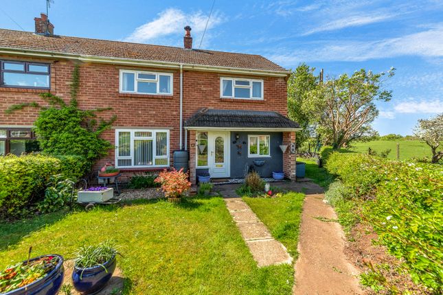 3 bed property, in Vicarage Road, £300,000