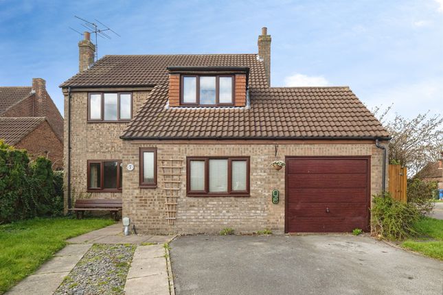 4 bed property, in Scotts Garth Close, £220,000
