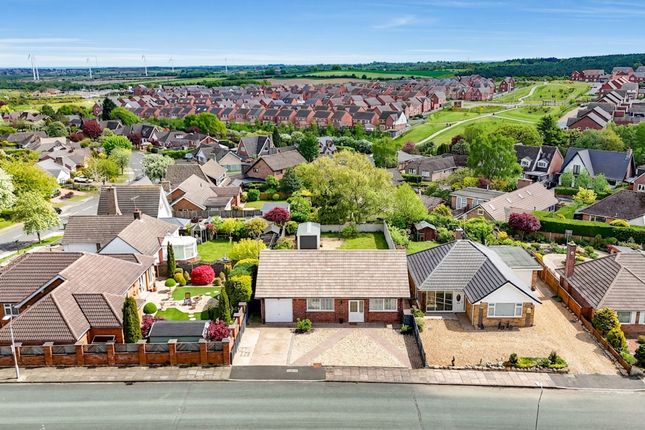 2 bed property, in Dorchester Drive, £300,000