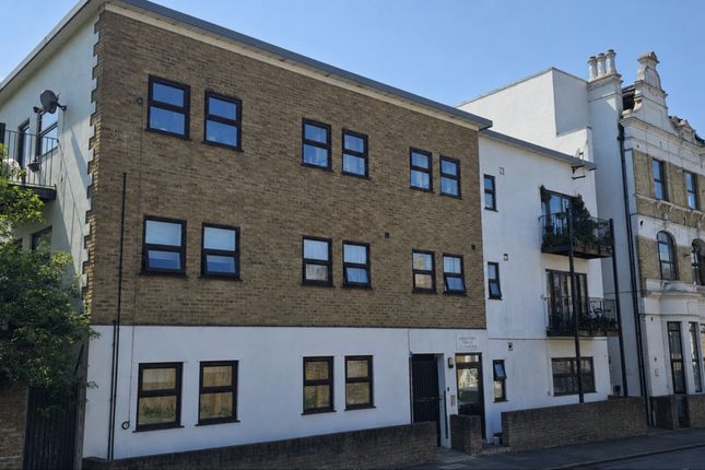 1 bed property, in Carswell Road, £250,000