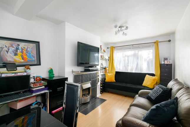 1 bed property, in Weir Hall Road, £160,000