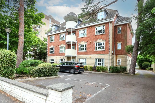 2 bed property, in Christchurch Road, £215,000