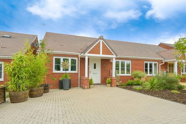 2 bed property, in Cozens Grove, £280,000