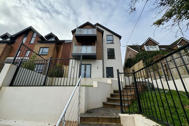 1 bed property, in Kingsmead Road, £275,000