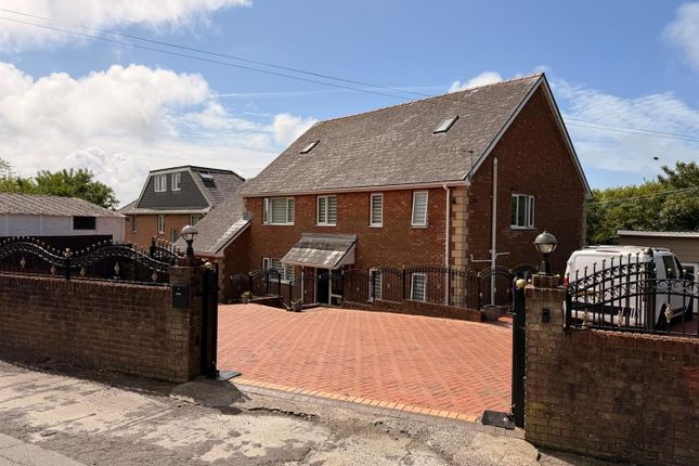 4 bed property, in Ar Y Bryn, £675,000