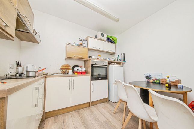 1 bed property, in Dunlop Road, £72,000